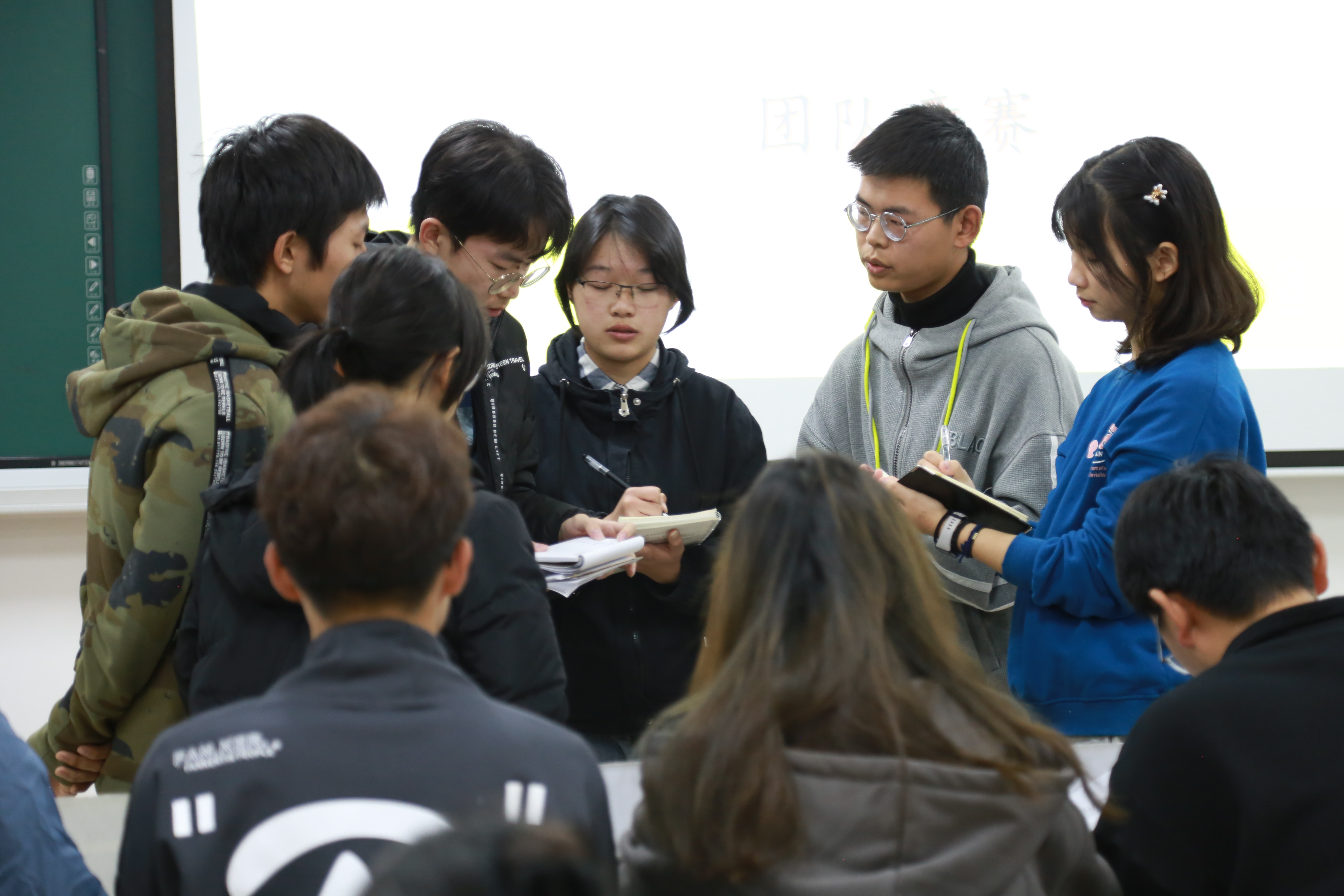 大学生讨论照片图片